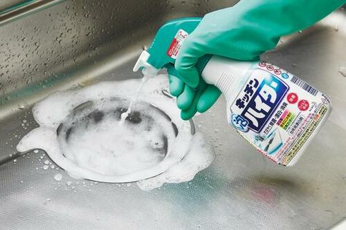1:排水口全体に泡スプレーをかける イメージ