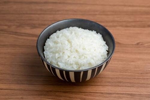 ポイント1:白米の1食分と比べると糖質もカロリーも低い