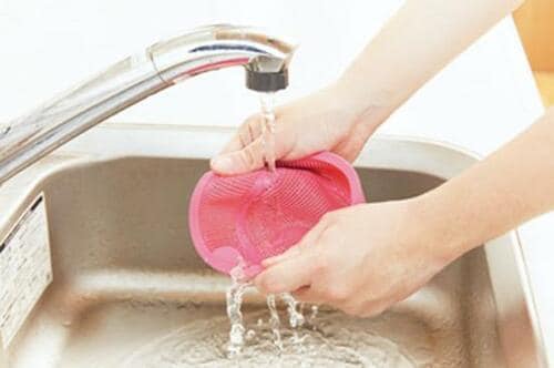 シリコン製は洗いにくく 溝にゴミが溜まる「伸晃」 イメージ2