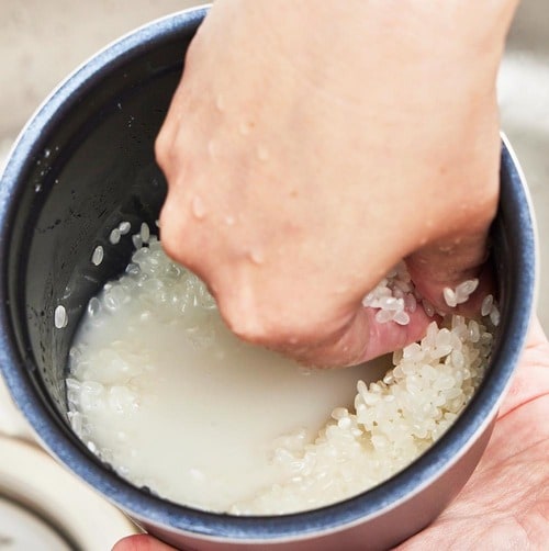 お米をといで30分浸して炊飯 エレコム「LiFERE 小型IH炊飯器」おすすめ イメージ