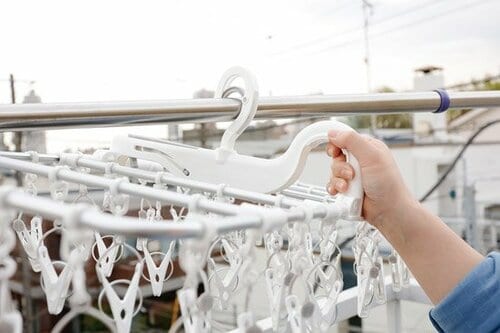 立てて収納できるピンチハンガー片手でかけ外しできて使いやすい イメージ2