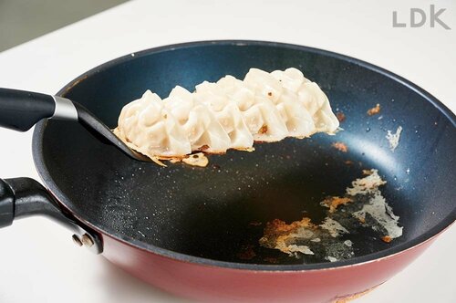 餃子を一度に持ち上げられる ダイソーのターナーおすすめ イメージ