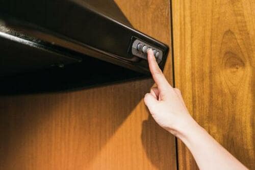 掃除ワザ6：換気扇を先にスイッチONすると汚れ予防に イメージ