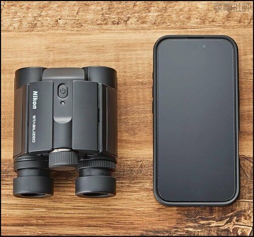 【ここが推し!】折りたたむとコンパクト。スマホと比べてもこの差です 双眼鏡おすすめ イメージ
