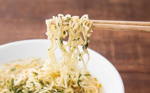 ⑤アジア袋麺らしいジャンクさ！95円でこのパクチー感はお得 イメージ2