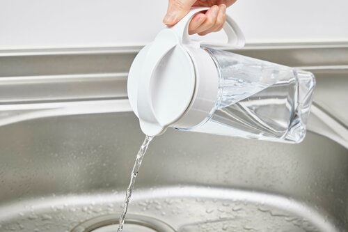 取っ手付きだから横置き時に引き出しやすい 横置きできる冷水筒おすすめ イメージ