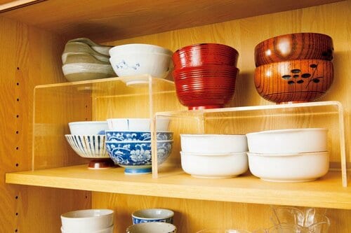 コの字ラックで仕切れば 重ねすぎを予防できます イメージ