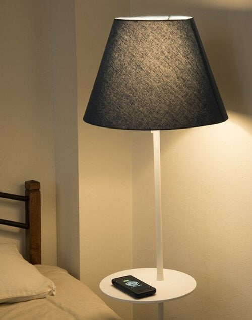 ワイヤレスでスマホを充電！ 小型テーブル付きのスタンドライト イメージ