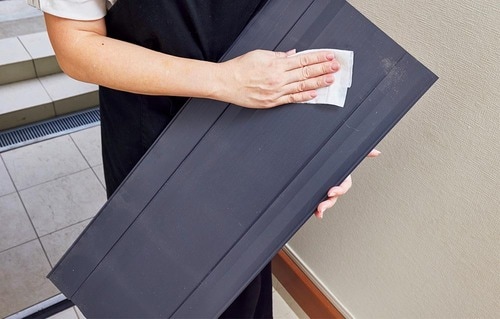 3：アルコールシートで汚れを拭き取る 除湿剤おすすめ イメージ