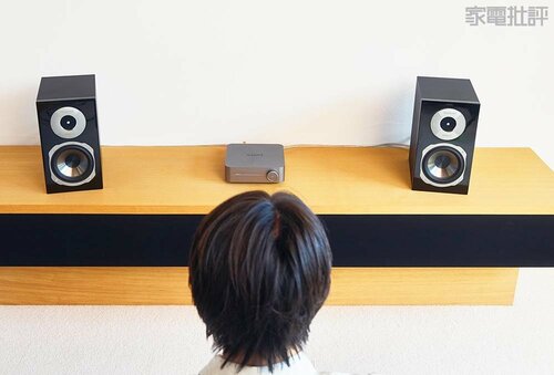 音を聞きながらスピーカーの向きを調節する パッシブスピーカーおすすめ イメージ