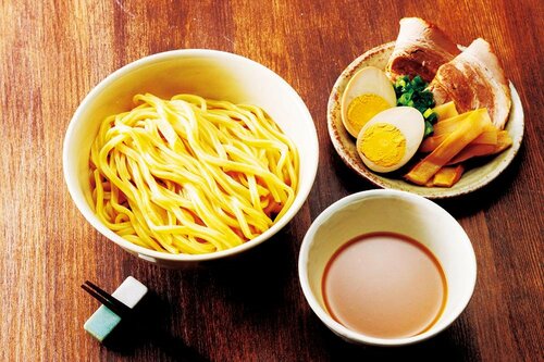 感動ポイント：もちもち太麺にゆず香るスープがしっかり絡む イメージ