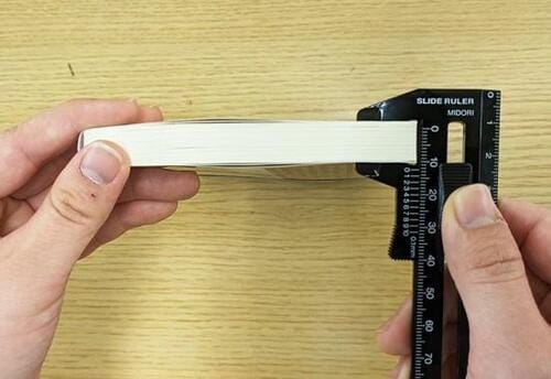 0.1ミリ単位で厚みが測れる！「厚みを測れる定規」 イメージ2