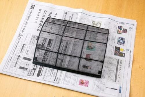 フィルターの下に新聞紙を敷いて吸い込めばホコリがよく取れる! イメージ