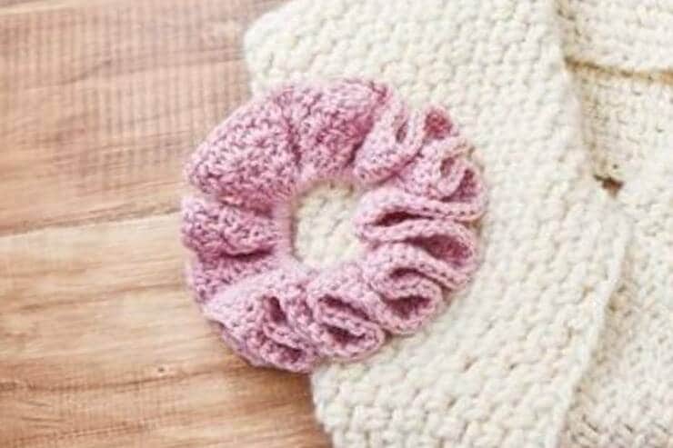 手作りで愛着もわく！かぎ針編みでもこもこシュシュを編んでみよう｜「LDK」が紹介