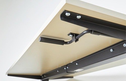 電動昇降デスクおすすめ イケア TROTTEN トロッテンハンドルレバーは天板にペタッと収納 イメージ2