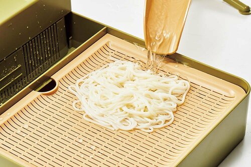 ザルで自動的に水切りされる