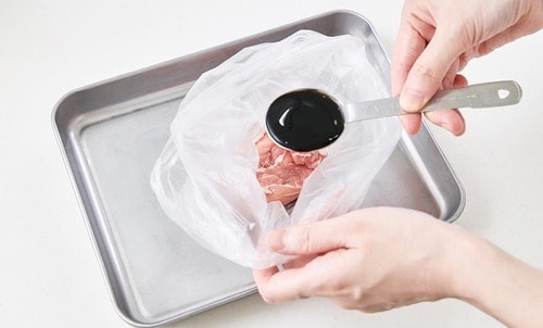 バットがいい理由2:冷えたバットの上で調理すれば劣化リスクも軽減できる 肉の冷凍保存方法おすすめ イメージ