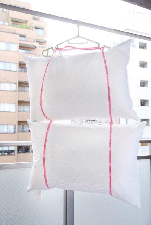 まくらをすっぽり入れやすいダイソーの2段まくら干しネット イメージ