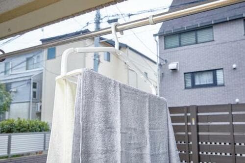 ベランダにハンガーで干してある洗濯物