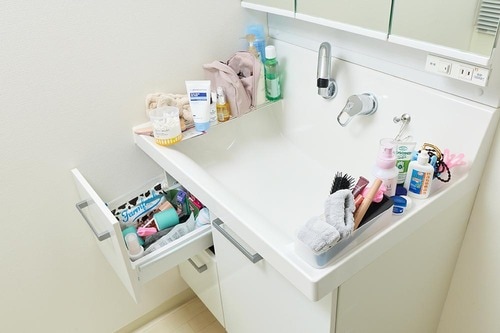 モノであふれかえった洗面所をどうにかしたい! 洗面所の収納アイデアおすすめ イメージ