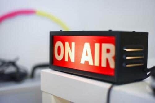 笑いでストレスを忘れる！人気の芸人ラジオBEST3 イメージ