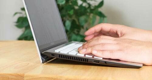 ディスプレイのチルトで底面に空間ができる 小型ノートPCおすすめ イメージ