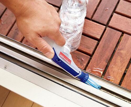 掃除できるサッシの範囲が狭い ブラッシングスプレー イメージ