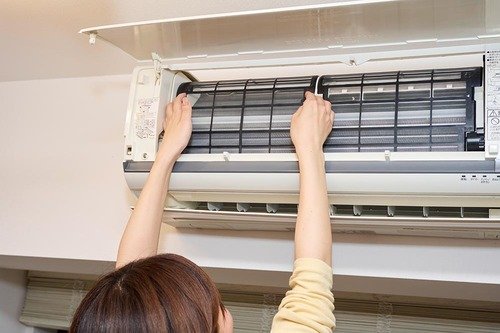 STEP2:フィルターを外してホコリを吸い取る エアコン掃除おすすめ イメージ