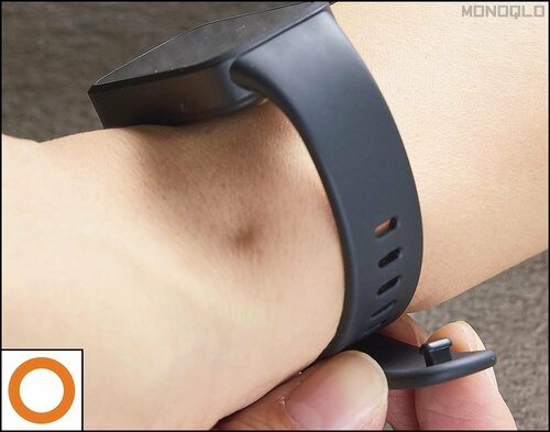 【着脱のしやすさ】長方形の穴にはめやすかった 安いスマートバンドおすすめ イメージ