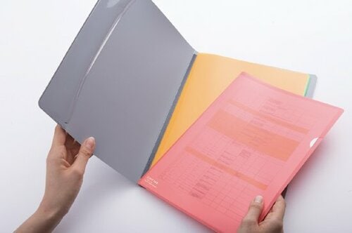 簡単にはがせてくっつくからクリアファイルが1冊にまとまる!