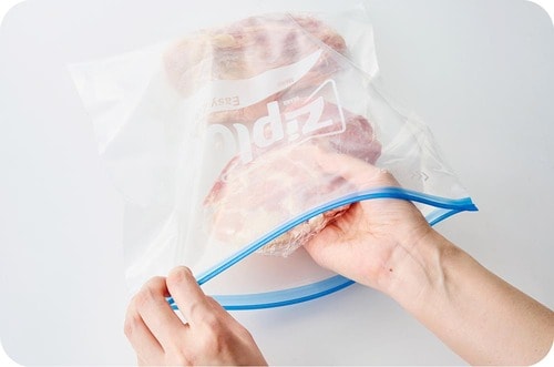 3：保存袋に入れて冷凍庫へ 業務スーパーの食品おすすめ イメージ