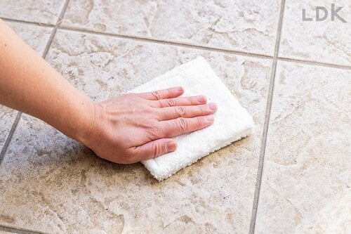 1:玄関床の汚れをキレイに拭く リメイクシートおすすめ イメージ