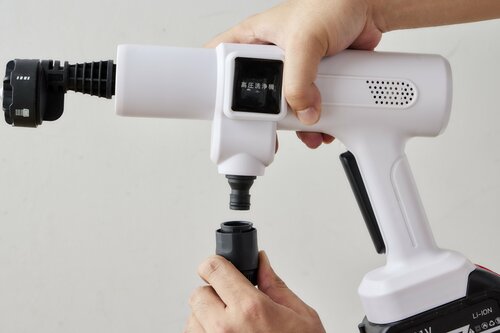 【給水もしやすい】ペットボトルは押し込むだけで装着 ハンディ高圧洗浄機おすすめ イメージ