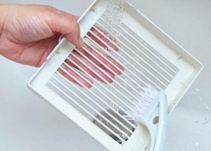 【トイレ換気扇】ホコリ掃除してる？ ブラシで丸洗いでラク落ちです｜『LDK』が紹介