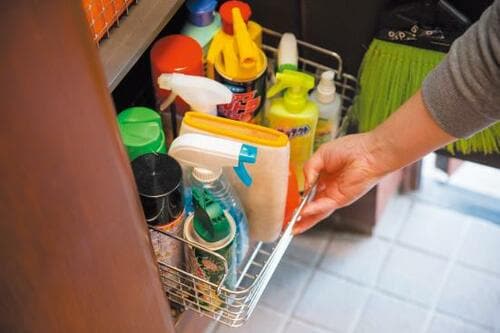 [活用③]玄関の靴用グッズはバスケットを引き出しに使う イメージ