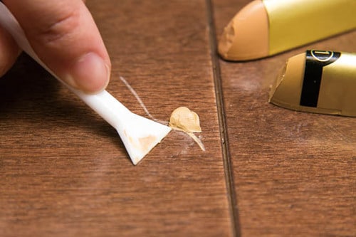 深くえぐれたキズにはリペアの達人 粘土のようにこねて埋めるだけでOK イメージ3