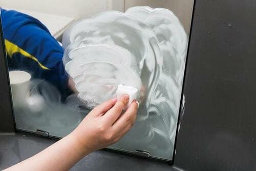 ステップ2：歯ミガキ粉で鏡をこする イメージ