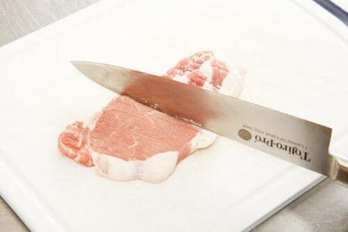 「包丁の背でたたく」古典的な方法は、結果もまずまず イメージ