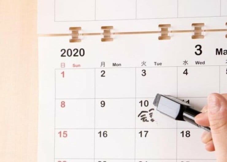 急なキャンセルも許せる！書いて消せる“ホワイトボードカレンダー”が便利です｜『MONOQLO』が紹介