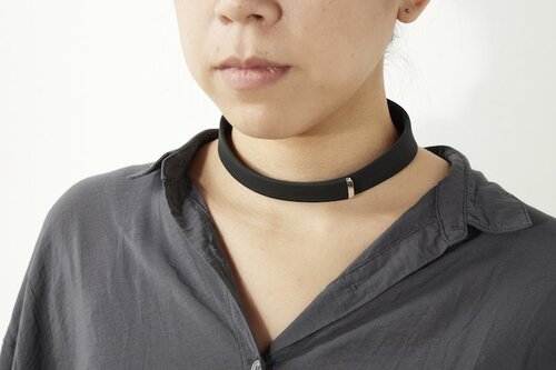 女性がつけると「アクセサリーっぽさ」が増す 低周波治療器おすすめ イメージ