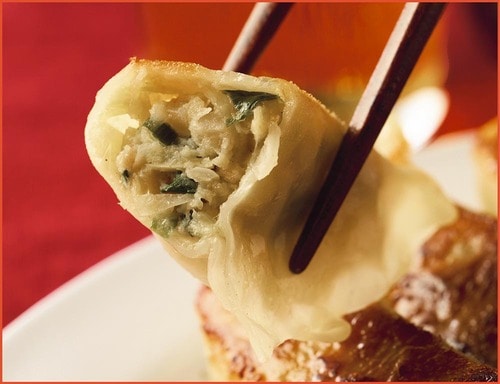 肉餃子の断面を見せた写真