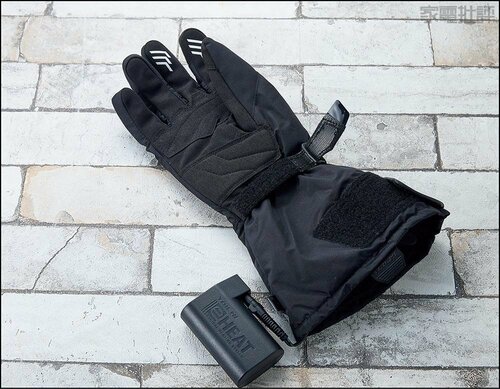 バッテリーはかなり大きめで服によって干渉するかも バイク用電熱グローブおすすめ イメージ