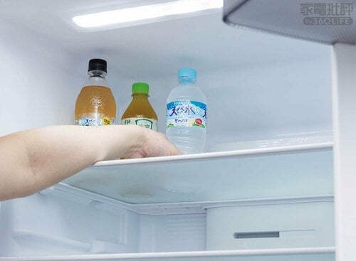 ポイント2:最上段の棚が他製品より低い&500mlのペットボトルを立てて収納できる! 冷蔵庫おすすめ イメージ