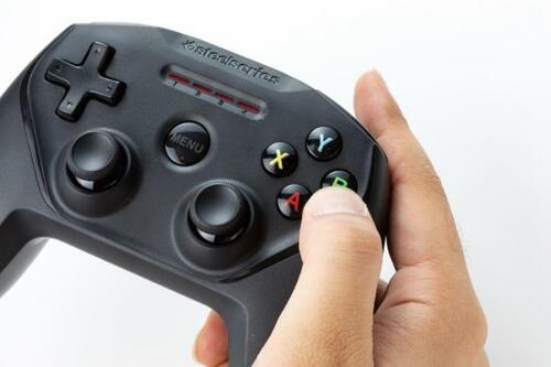 ボタンが快適でスティック操作も本格仕様のSteelSeries NIMBUS