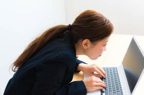 パソコン作業で首も肩も痛いなら貼るスタンドがおすすめです!