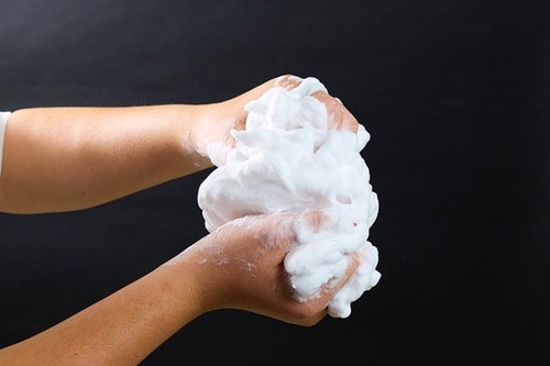 両手でこすり合わせやすいサイズですぐに泡立つ LDK the Beauty Menメンズコスメ大賞2025おすすめ イメージ