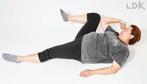 アドバイス:ひじを近づけるイメージで上半身を起こそう! ズボラストレッチおすすめ イメージ