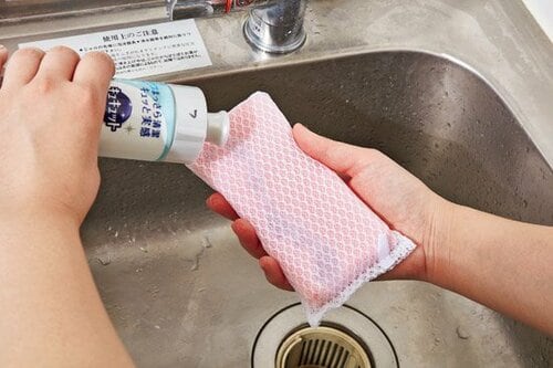 【テスト③泡立ち＆泡もち】同量の洗剤の泡に、油を垂らしてチェック イメージ