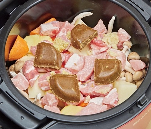 1:食材をセット 自動調理鍋おすすめ イメージ