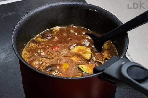 固形ルーから乗り換えるとより本格的なカレーに カレーフレークおすすめ イメージ
